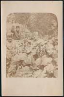 cca 1916 Humoros katonai fotó a frontról, karddal lecsap a magyar katona a rejtőzködő ellenfelére, jó állapotban, 14×9 cm