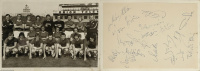 A Ferencvárosi TC 1973/74. évi bajnoki szezonjának játékosait ábrázoló fénykép (Dalnoki Jenő vezetőedző, Géczi István, Bálint László, Juhász István, Kű Lajos és további 9 labdarúgó, valamint még egy személy által aláírt.)